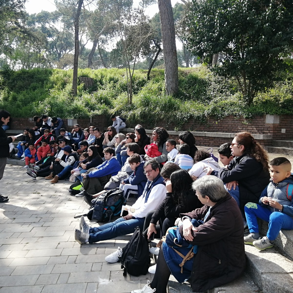 Disfrutando con amigos entre el lago y el&nbsp;campo